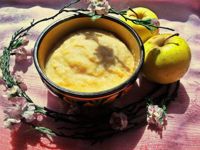 Compote de pommes au lait concentré et banane pour l'hiver