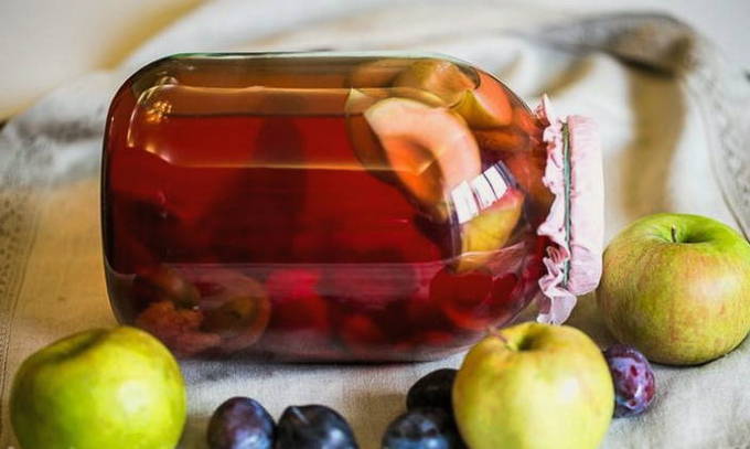 Ranetki compote and plums in a 3-liter jar for the winter