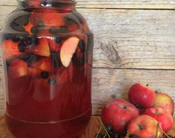 Compote de ranetki et mûre en pot de 3 litres pour l'hiver