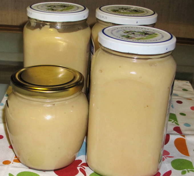 Compote de pommes au lait concentré dans une mijoteuse pour l'hiver