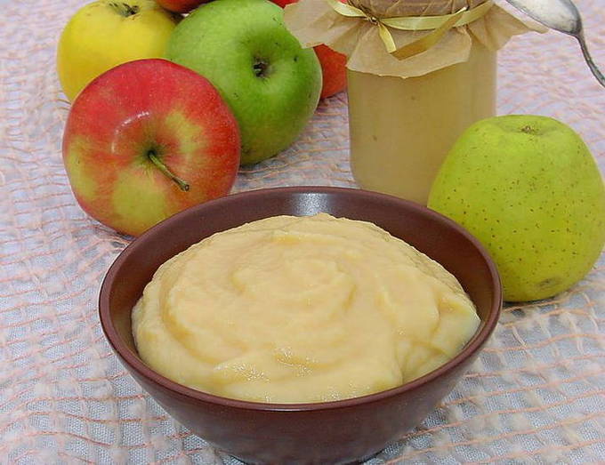 Compote de pommes au lait concentré pour l'hiver