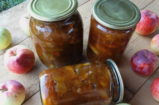 Confiture transparente aux tranches de pomme et orange