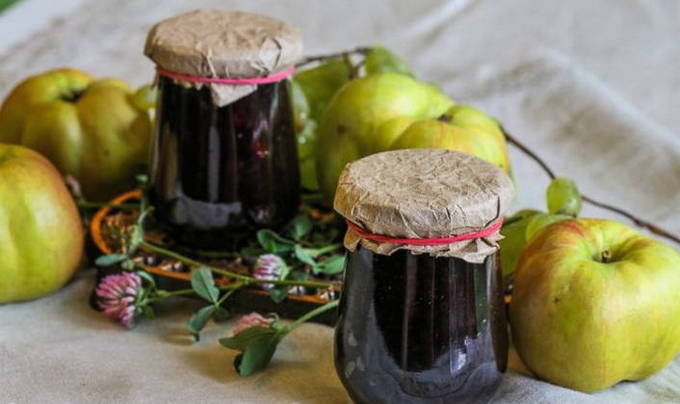 Ranetka and black chokeberry jam for the winter