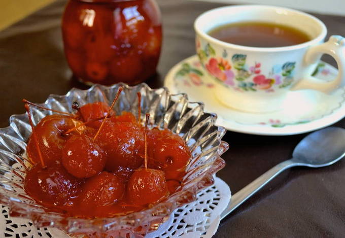 Confiture de pommes paradis avec queues, transparente