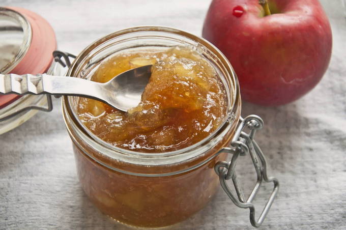 Confiture de ranetki à travers un hachoir à viande