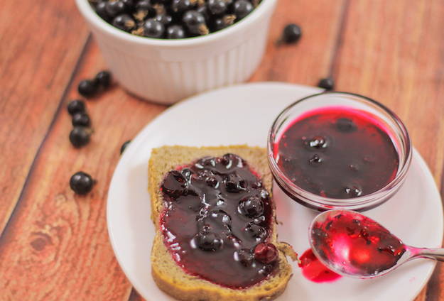 Confiture épaisse de cassis pour l'hiver avec des baies entières