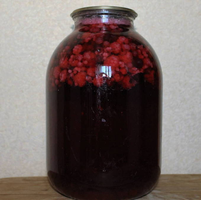 Blackcurrant and raspberry compote in a 3-liter jar for the winter