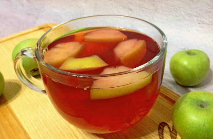 Airelles rouges dans leur jus en bocaux pour l'hiver