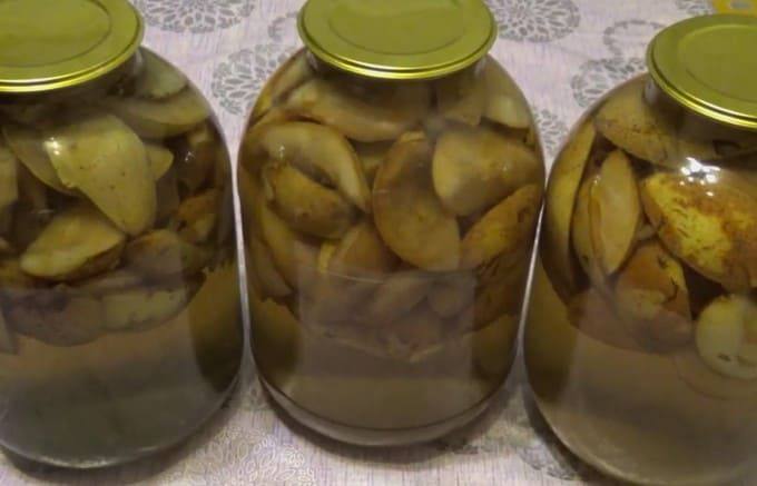 Whole pear compote in a 3-liter jar without sterilization for the winter