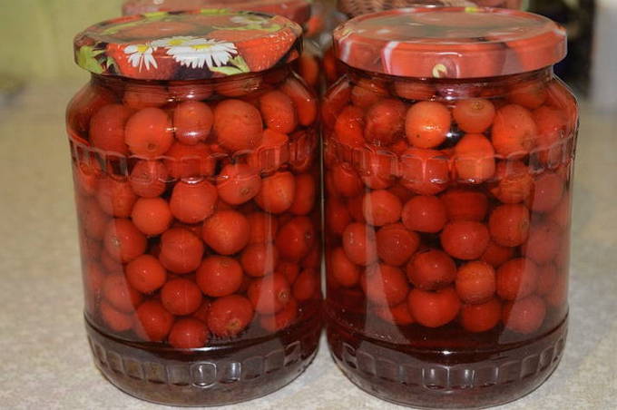 Cherries in sugar syrup with seeds without sterilization for the winter