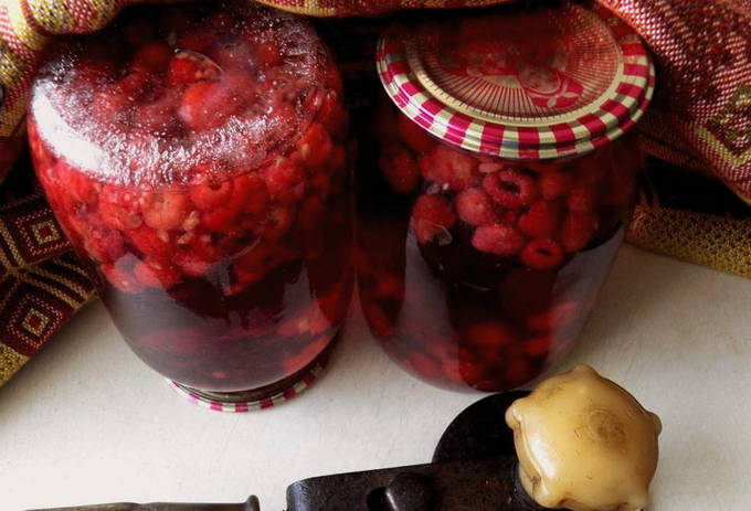 Red currant and raspberry compote in a 3-liter jar for the winter