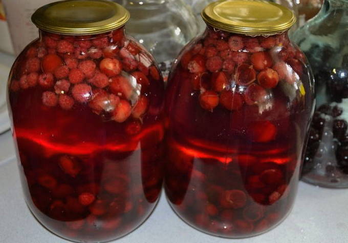 Cherry and raspberry compote in a 3-liter jar for the winter