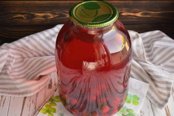 Compote de cerises et pêches en pot de 3 litres pour l'hiver