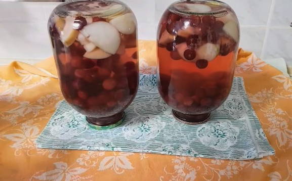 Compote de cerises et pommes en pot de 3 litres pour l'hiver