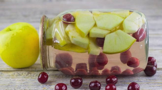 Compote de cerises et pommes en pot de 2 litres pour l'hiver