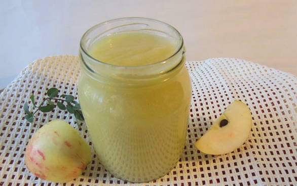 Compote de pommes dans une mijoteuse pour l'hiver