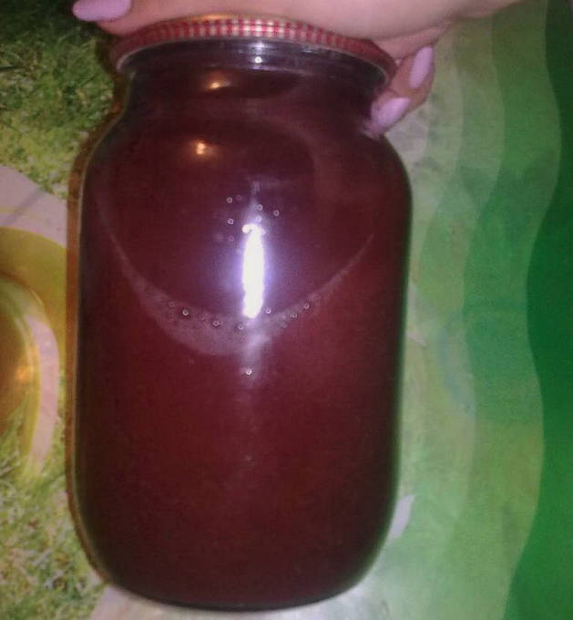 Jus de cerise avec pulpe pour l'hiver à la maison