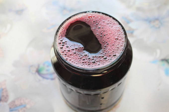 Jus de cerise dans un presse-agrumes pour l'hiver