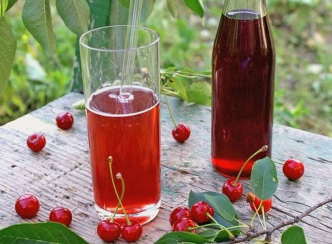 Jus de cerise à travers un presse-agrumes à la maison pour l'hiver