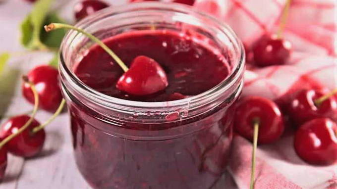 Cerises, écrasées avec du sucre sans cuisson pour l'hiver