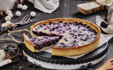 Jellied blueberry pie with milk in the oven