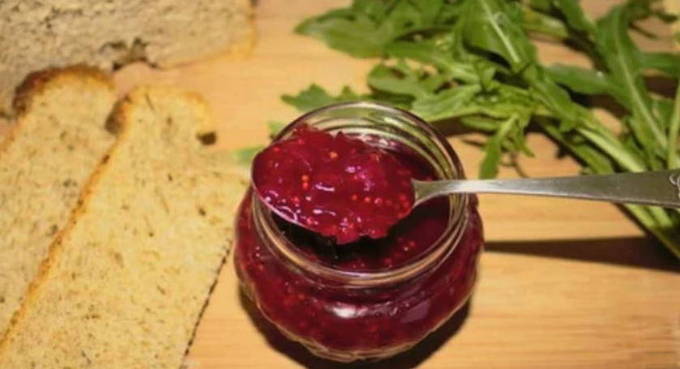 Red currant sauce for meat with instant garlic for the winter