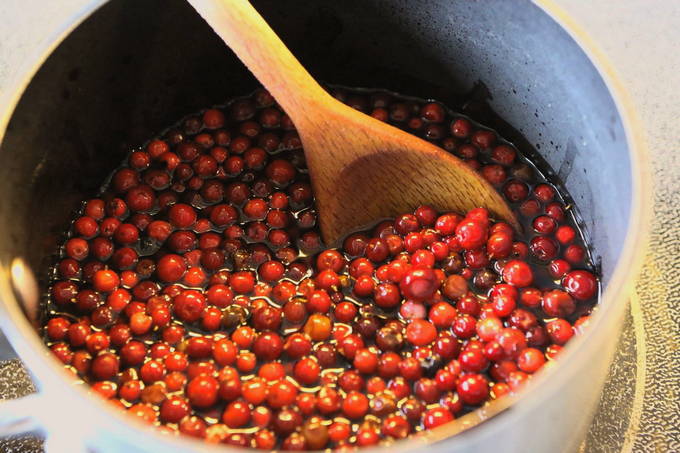 Plum and lingonberry compote for the winter