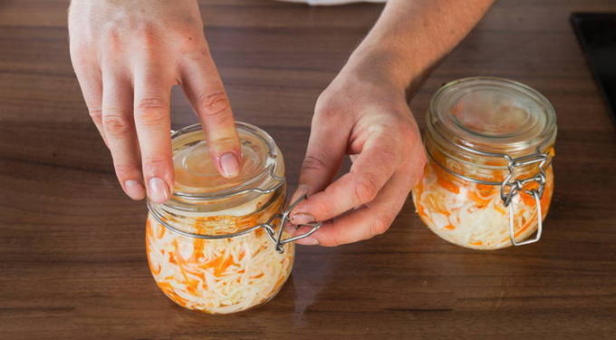 Chou mariné avec carottes, vinaigre et huile instantanée