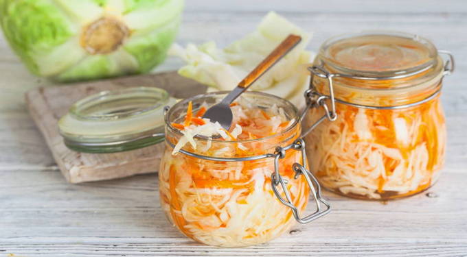 Chou mariné aux carottes dans une boîte instantanée