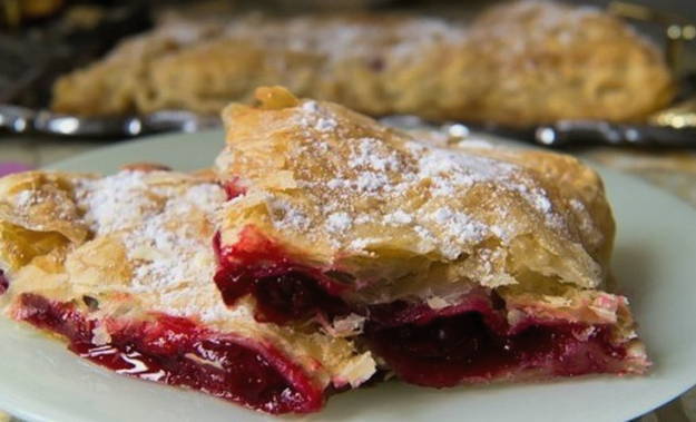 Red currant puff pie