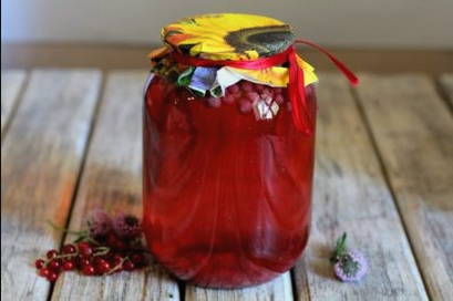 Raspberry and currant compote in a 3 liter jar without sterilization for the winter