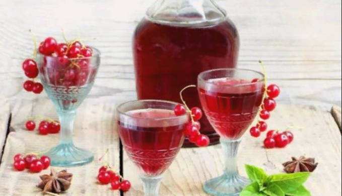 Red currant juice through a juicer for the winter