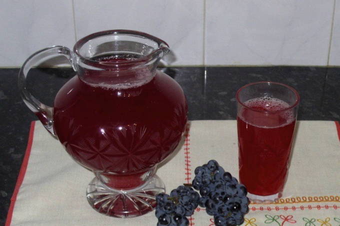 Compote de raisin rouge pour un pot de 3 litres pour l'hiver