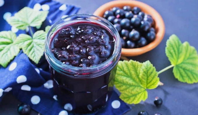 Thick black currant jelly five minutes for the winter