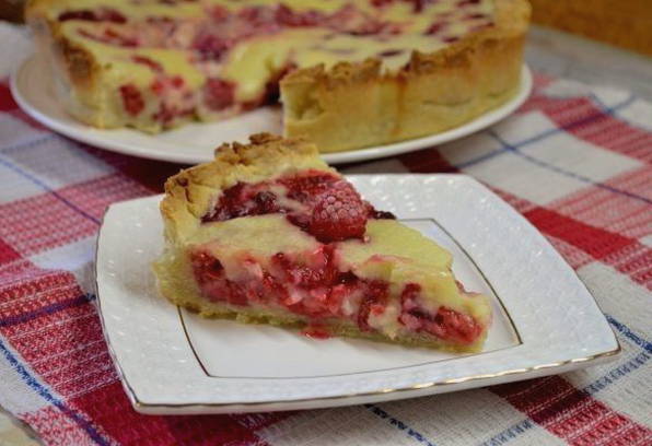 Tarte Tsvetaevsky aux framboises et crème sure