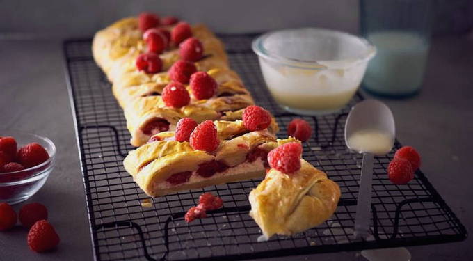 Tarte feuilletée au fromage blanc et framboises