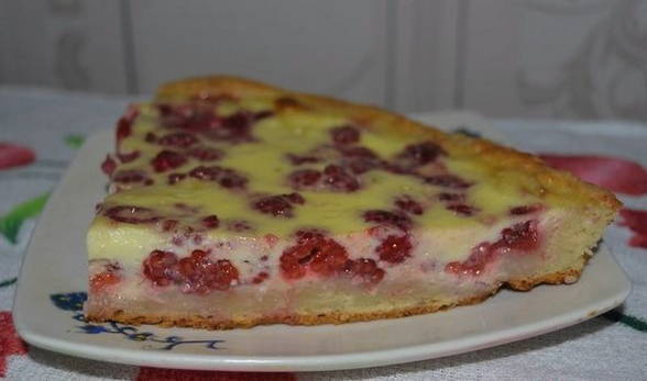 Jellied pie with raspberries and sour cream