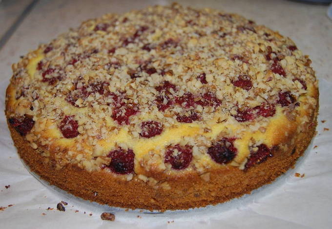 Sponge cake with raspberries