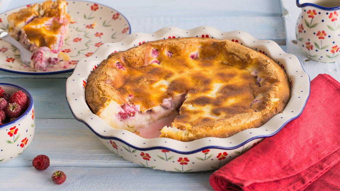 Tsvetaevsky pie with frozen raspberries