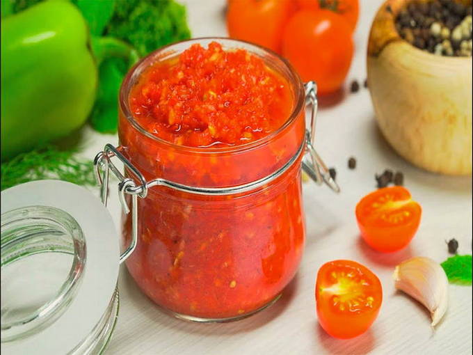 Tomates au poivron dans un hachoir à viande pour l'hiver