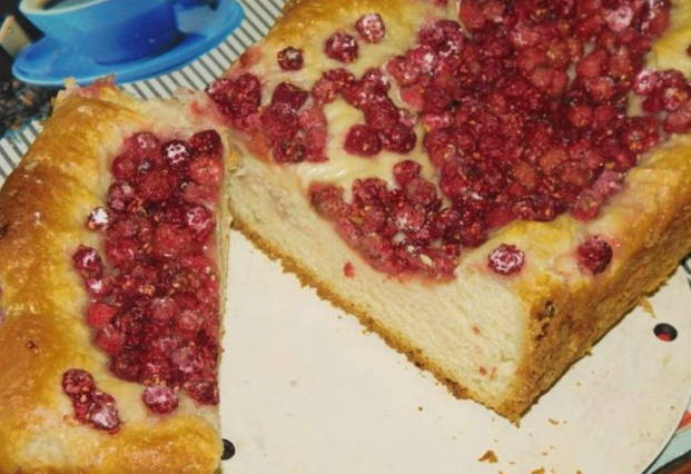 Ouvrir la tarte à la pâte de levure aux framboises