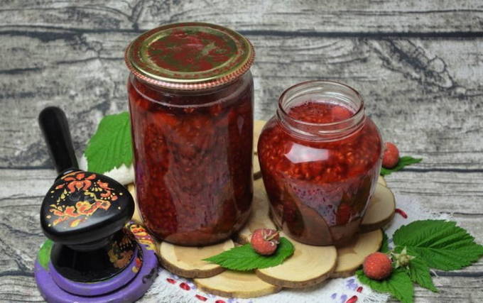 Raspberries in sugar syrup for the winter