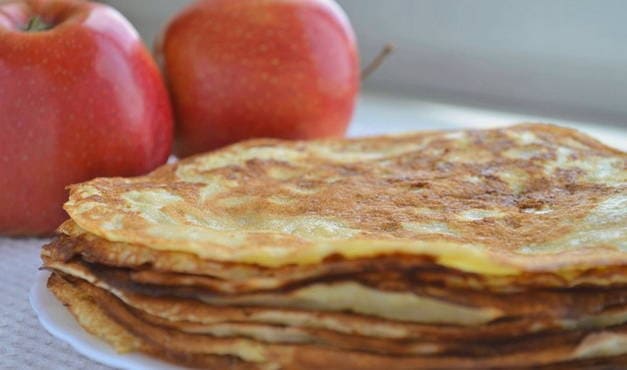 Pancakes on kefir with apples