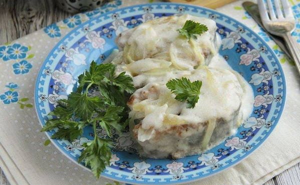 Pink salmon stewed in sour cream