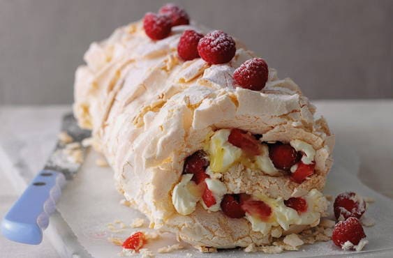 Meringue roll with raspberries