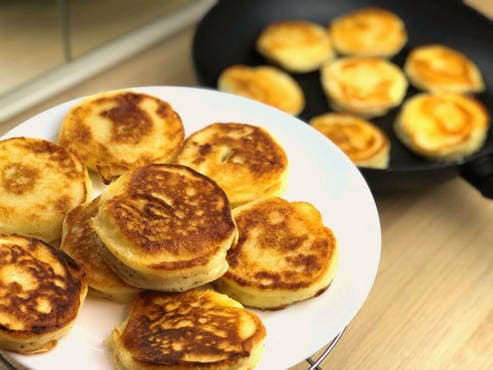 Kefir pancakes with apples