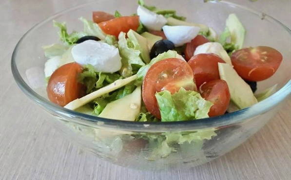 Salade d'avocat et mozzarella