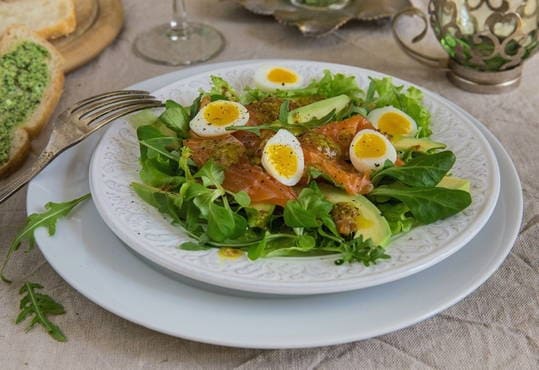 Salade d'avocat, saumon et oeufs de caille