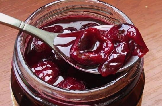 Pitted cherry jam with gelatin